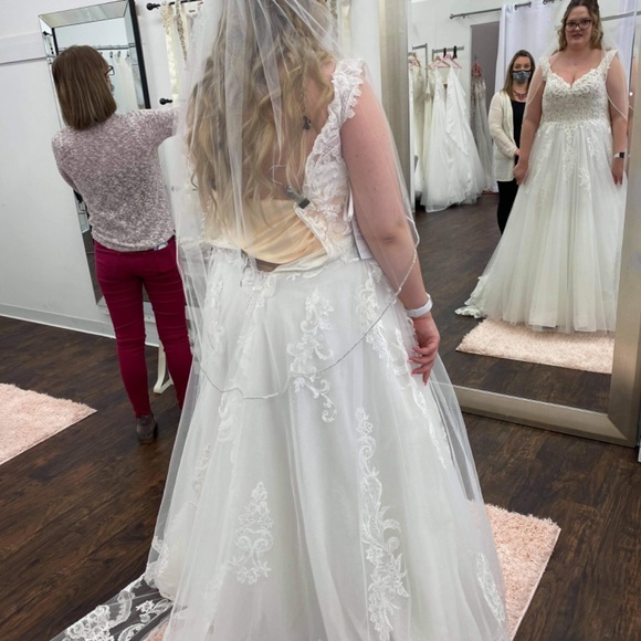Wedding Dress - Picture 4 of 7